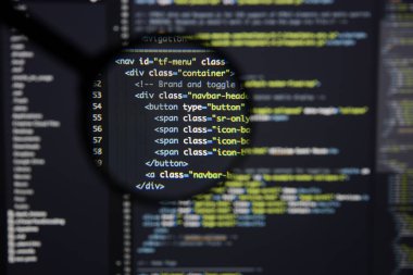 Gerçek Html kodu gelişmekte olan ekran. Programlama iş akışı soyut bir