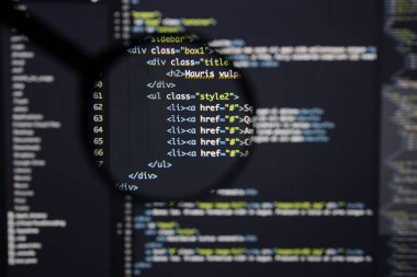 Gerçek Html kodu gelişmekte olan ekran. Programlama iş akışı soyut bir