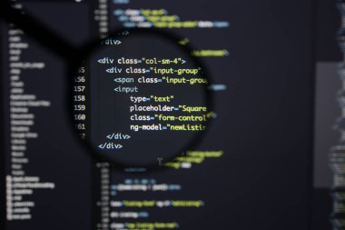 Gerçek Html kodu gelişmekte olan ekran. Programlama iş akışı soyut bir