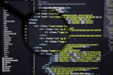 Gerçek Html kodu gelişmekte olan ekran. Programlama iş akışı soyut bir