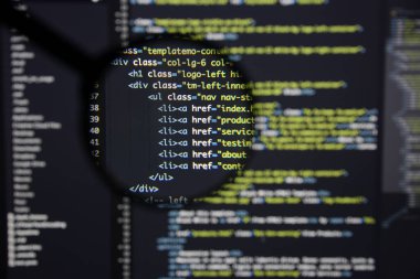 Gerçek Html kodu gelişmekte olan ekran. Programlama iş akışı soyut bir