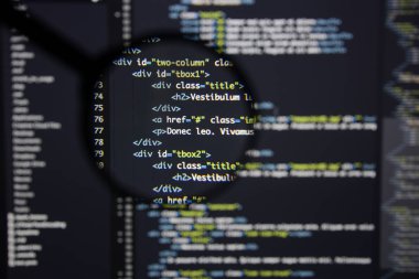 Gerçek Html kodu gelişmekte olan ekran. Programlama iş akışı soyut bir