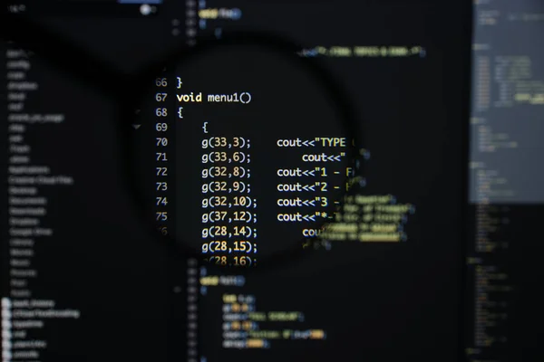 Realer c / c + + Code-Entwicklungsbildschirm. Abstrakte Arbeitsabläufe programmieren — Stockfoto