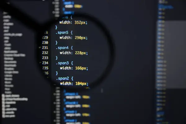 Реальный css код развивающийся экран. Процесс программирования абстрактный — стоковое фото