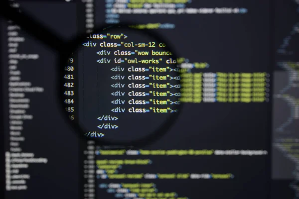 실제 Html 코드 개발 화면입니다. 프로그래밍 워크플로 개요는 — 스톡 사진