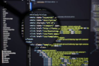 Gerçek Html kodu gelişmekte olan ekran. Programlama iş akışı soyut bir