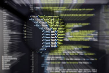 Gerçek Html kodu gelişmekte olan ekran. Programlama iş akışı soyut bir