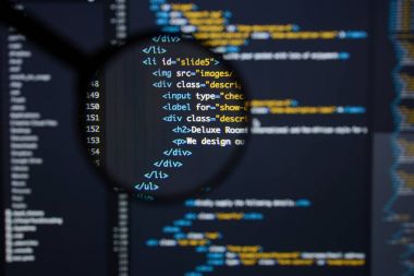 Gerçek Html kodu gelişmekte olan ekran. Programlama iş akışı soyut bir