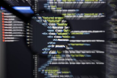 Gerçek Html kodu gelişmekte olan ekran. Programlama iş akışı soyut bir