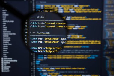 Gerçek Html kodu gelişmekte olan ekran. Programlama iş akışı soyut bir