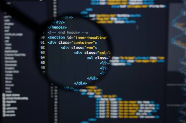 Gerçek Html kodu gelişmekte olan ekran. Programlama iş akışı soyut bir