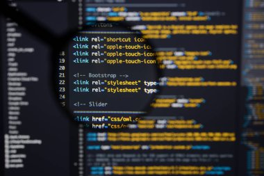Gerçek Html kodu gelişmekte olan ekran. Programlama iş akışı soyut bir