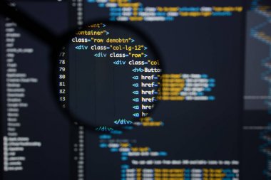 Gerçek Html kodu gelişmekte olan ekran. Programlama iş akışı soyut bir