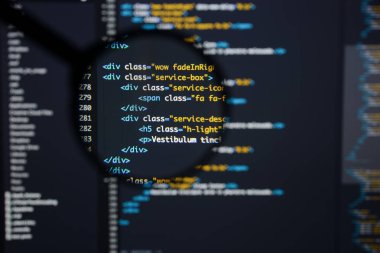 Gerçek Html kodu gelişmekte olan ekran. Programlama iş akışı soyut bir
