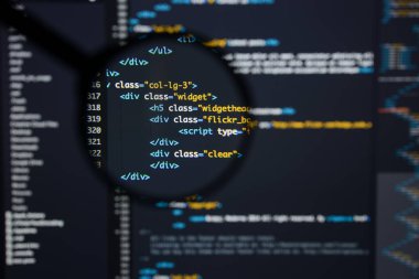 Gerçek Html kodu gelişmekte olan ekran. Programlama iş akışı soyut bir