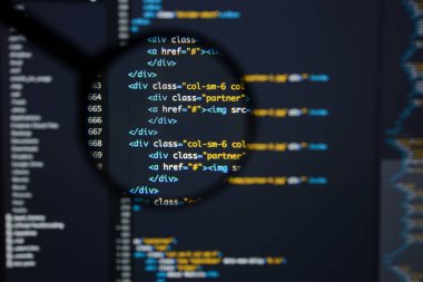 Gerçek Html kodu gelişmekte olan ekran. Programlama iş akışı soyut bir