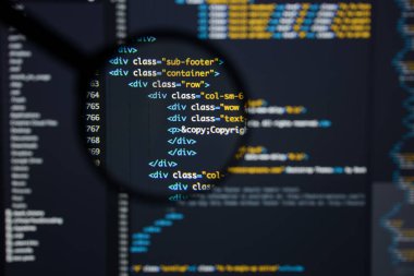 Gerçek Html kodu gelişmekte olan ekran. Programlama iş akışı soyut bir