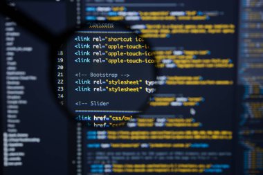 Gerçek Html kodu gelişmekte olan ekran. Programlama iş akışı soyut bir