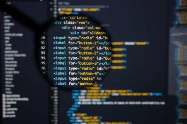 Gerçek Html kodu gelişmekte olan ekran. Programlama iş akışı soyut bir