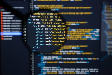 Gerçek Html kodu gelişmekte olan ekran. Programlama iş akışı soyut bir