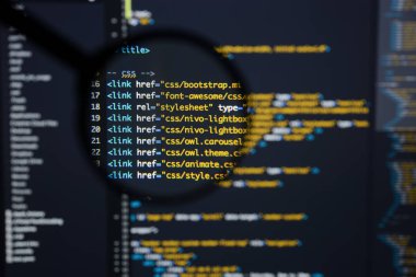 Gerçek Html kodu gelişmekte olan ekran. Programlama iş akışı soyut bir