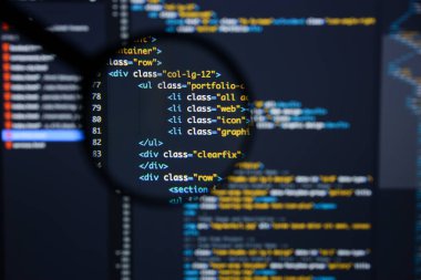 Gerçek Html kodu gelişmekte olan ekran. Programlama iş akışı soyut bir