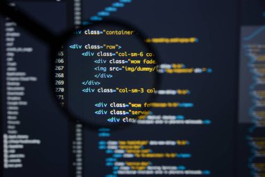 Gerçek Html kodu gelişmekte olan ekran. Programlama iş akışı soyut bir