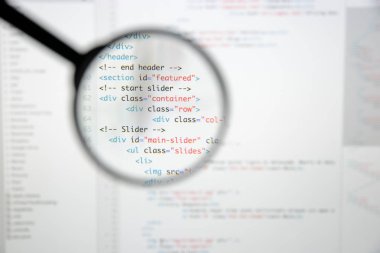 Gerçek Html kodu gelişmekte olan ekran. Programlama iş akışı soyut bir