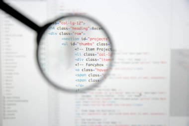 Gerçek Html kodu gelişmekte olan ekran. Programlama iş akışı soyut bir