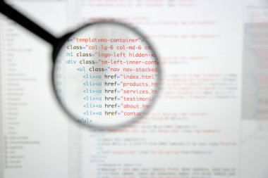 Gerçek Html kodu gelişmekte olan ekran. Programlama iş akışı soyut bir