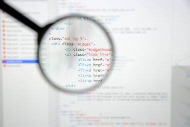 Gerçek Html kodu gelişmekte olan ekran. Programlama iş akışı soyut bir