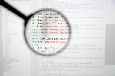 Gerçek Html kodu gelişmekte olan ekran. Programlama iş akışı soyut bir