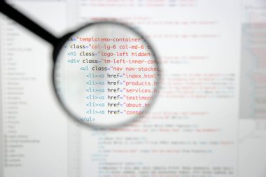 Gerçek Html kodu gelişmekte olan ekran. Programlama iş akışı soyut bir