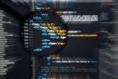 Gerçek Html kodu gelişmekte olan ekran. Programlama iş akışı soyut bir