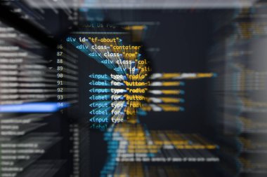 Gerçek Html kodu gelişmekte olan ekran. Programlama iş akışı soyut bir