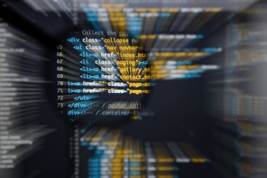 Gerçek Html kodu gelişmekte olan ekran. Programlama iş akışı soyut bir