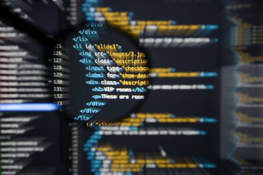 Gerçek Html kodu gelişmekte olan ekran. Programlama iş akışı soyut bir