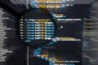 Gerçek Html kodu gelişmekte olan ekran. Programlama iş akışı soyut bir