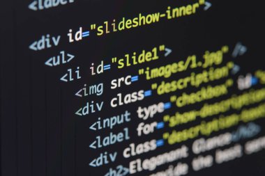 Gerçek Html kodu gelişmekte olan ekran. Programlama iş akışı soyut bir