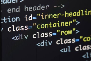 Gerçek Html kodu gelişmekte olan ekran. Programlama iş akışı soyut bir