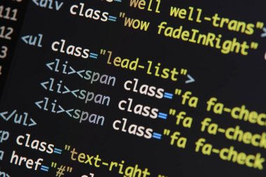 Gerçek Html kodu gelişmekte olan ekran. Programlama iş akışı soyut bir