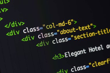 Gerçek Html kodu gelişmekte olan ekran. Programlama iş akışı soyut bir