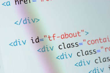 Gerçek Html kodu gelişmekte olan ekran. Programlama iş akışı soyut bir