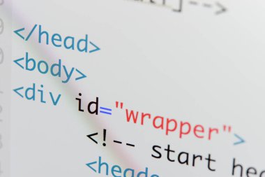 Gerçek Html kodu gelişmekte olan ekran. Programlama iş akışı soyut bir