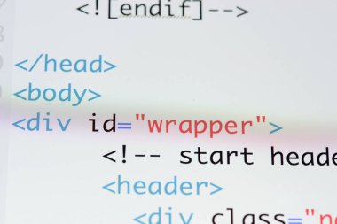 Gerçek Html kodu gelişmekte olan ekran. Programlama iş akışı soyut bir