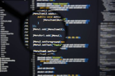 Gerçek Java kodu gelişmekte olan ekran. Programlama iş akışı soyut bir