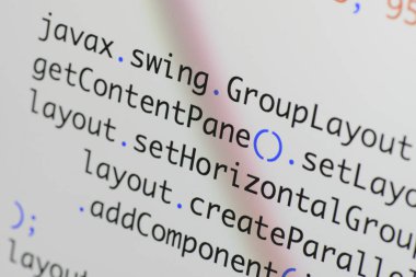 Gerçek Java kodu gelişmekte olan ekran. Programlama iş akışı soyut algoritma kavramı. Java kod görünür satır .