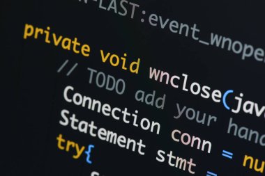 Gerçek Java kodu gelişmekte olan ekran. Programlama iş akışı soyut algoritma kavramı. Java kod görünür satır .