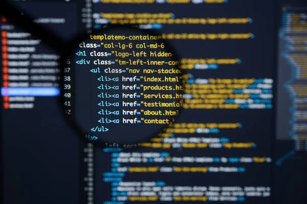 Gerçek Html kodu gelişmekte olan ekran. Programlama iş akışı soyut bir
