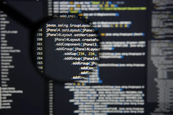 Gerçek Java kodu gelişmekte olan ekran. Programlama iş akışı soyut bir